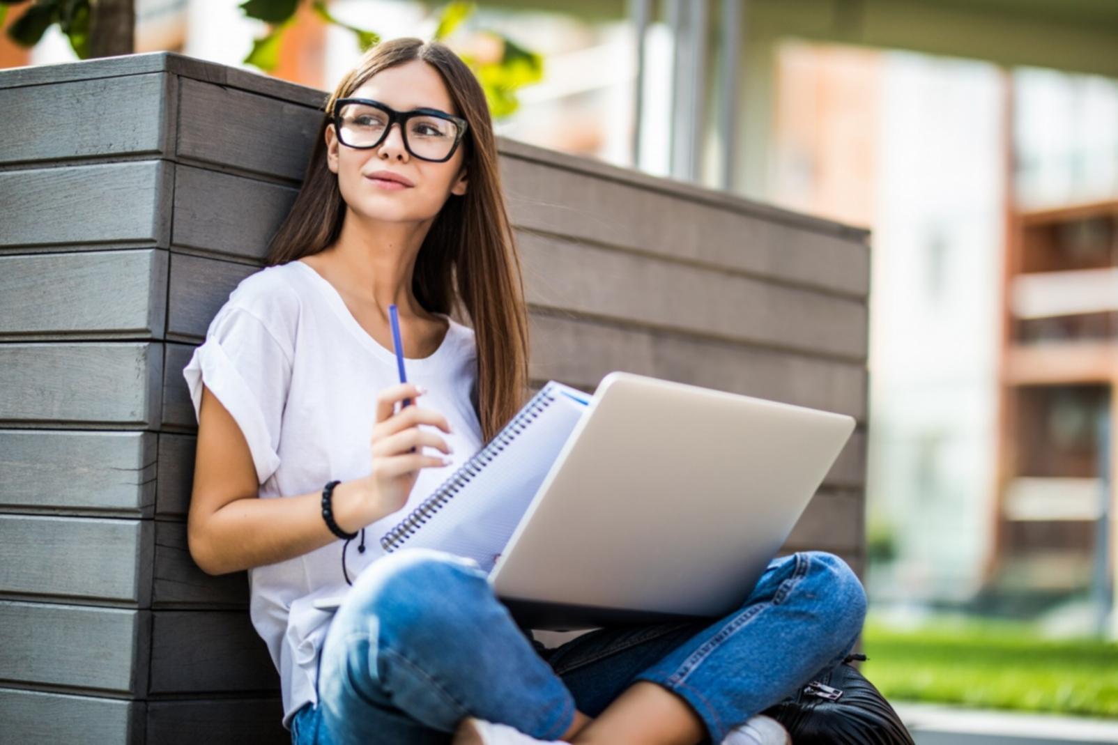 Trading psychology workshop session with participants analyzing emotional patterns